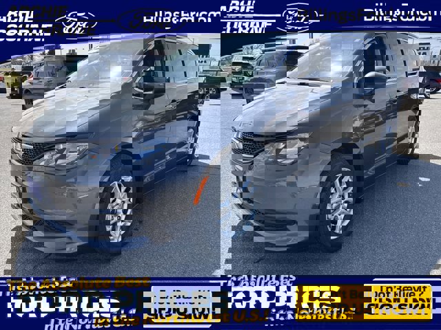 Used 2023 Chrysler Voyager LX image 2