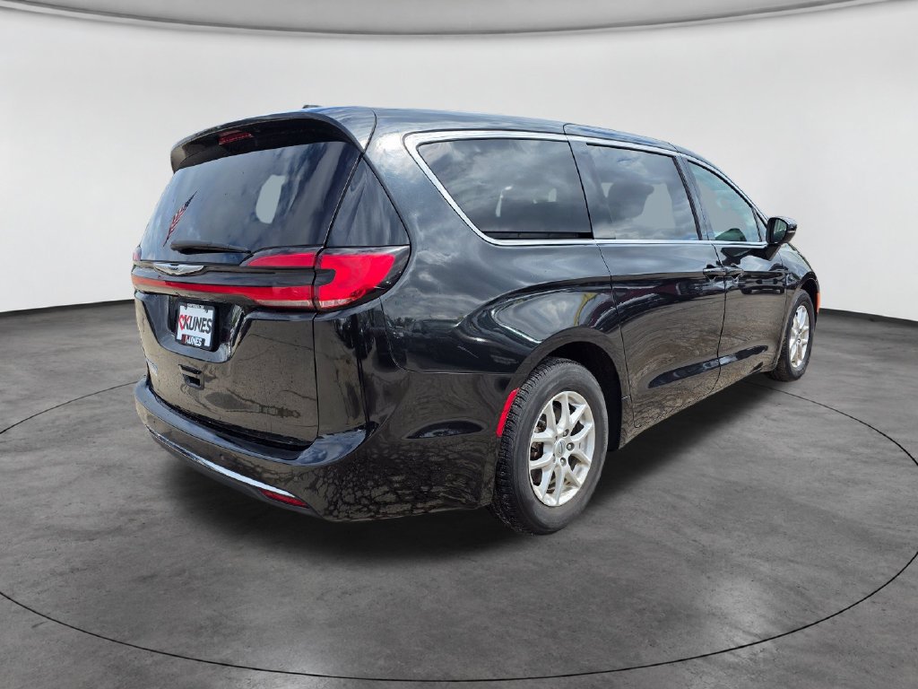 Used 2023 Chrysler Pacifica Touring-L FWD image 9