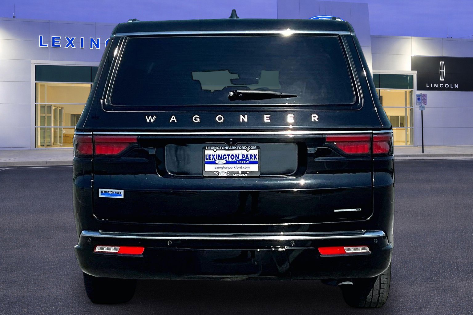 Used 2024 Jeep Wagoneer L Series II w/ Flexible Seating Group AWD/4WD image 6