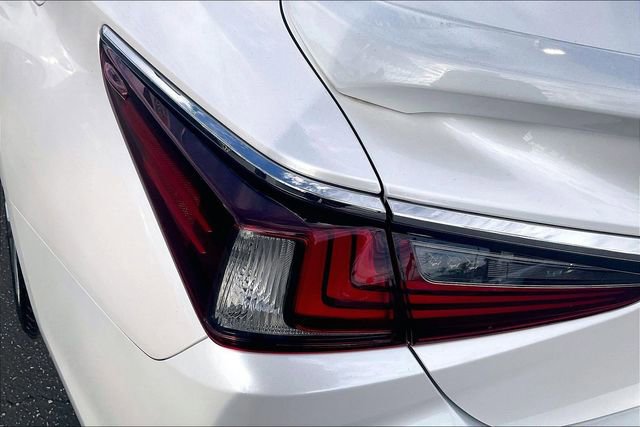 Used 2019 Lexus ES 300h w/ Accessory Package 2 image 29
