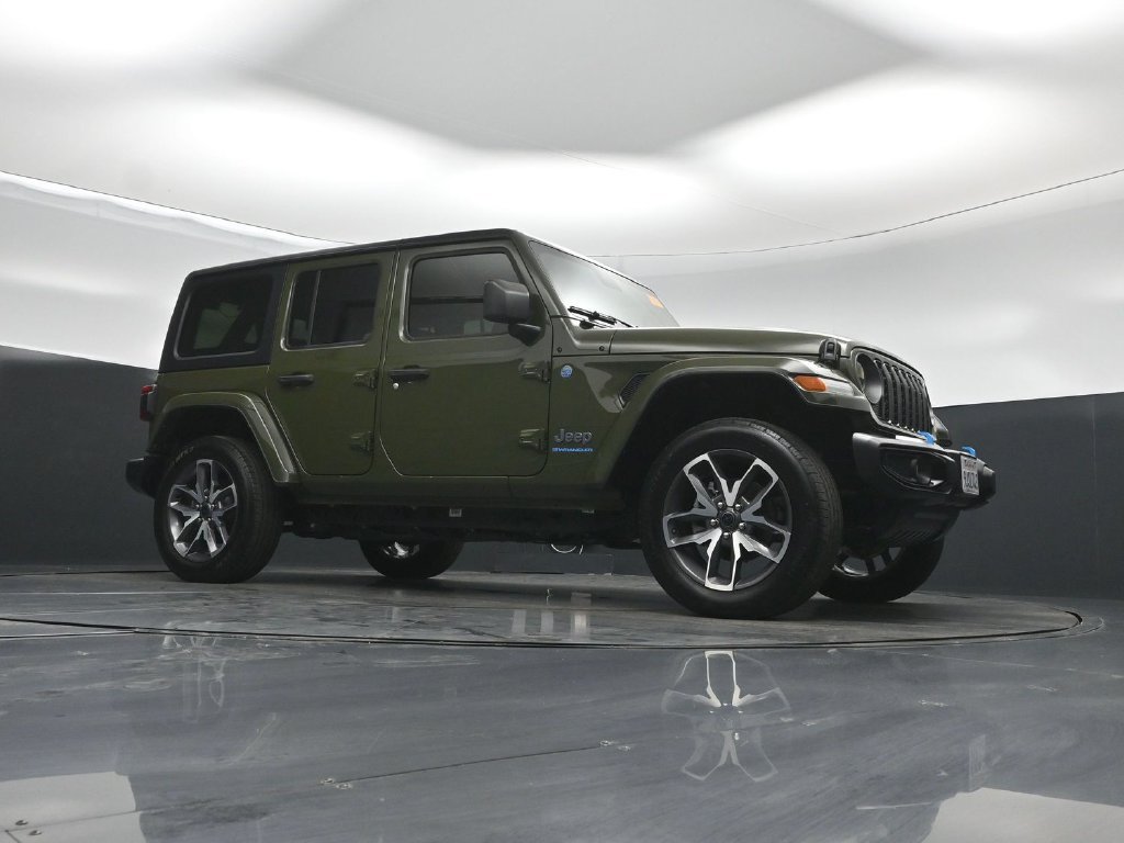 Used 2024 Jeep Wrangler Unlimited w/ Convenience Group AWD/4WD image 4