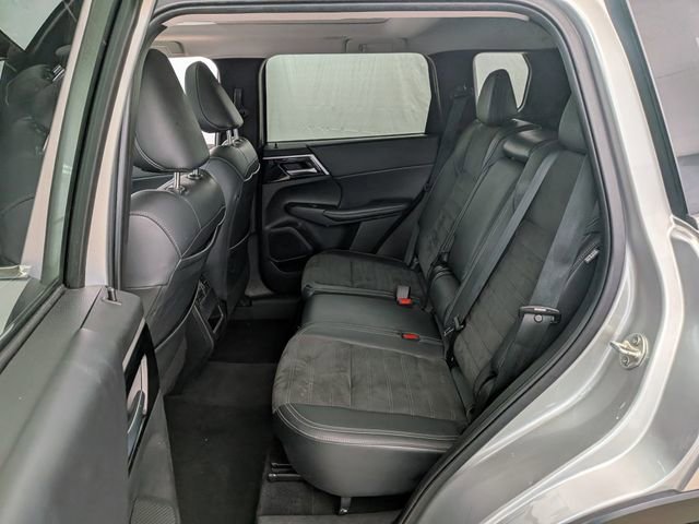 Used 2024 Mitsubishi Outlander SE image 17