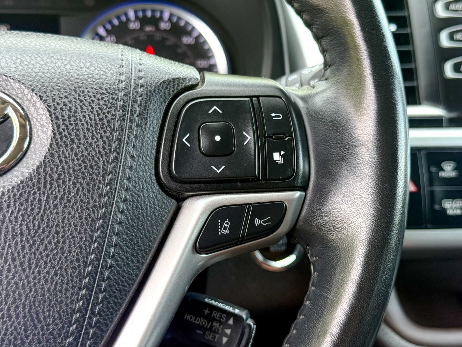 Used 2019 Toyota Highlander XLE AWD/4WD image 36