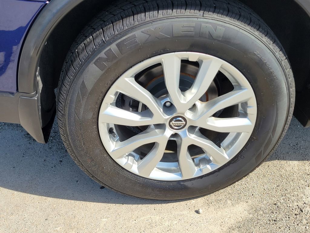 Used 2018 Nissan Rogue SV w/ Premium Package FWD image 34