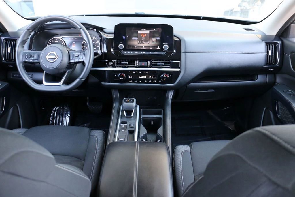 Used 2025 Nissan Pathfinder SV image 25