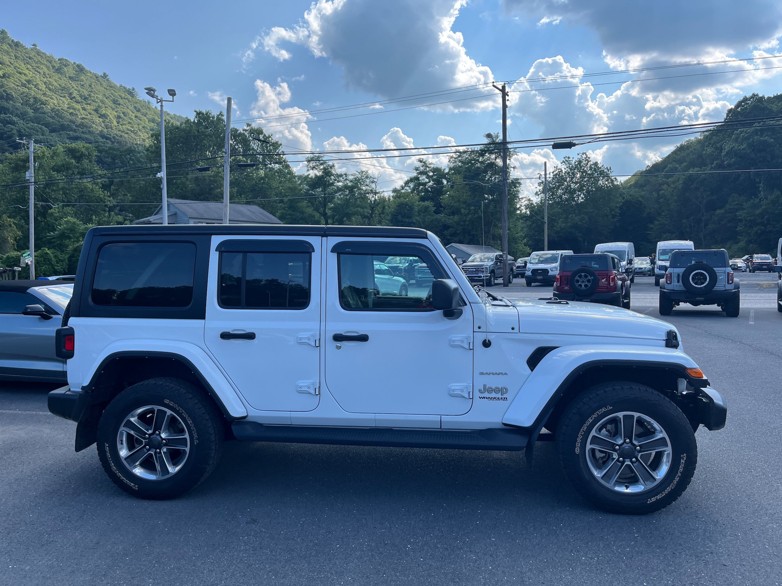 Used 2022 Jeep Wrangler Unlimited Sahara w/ Cold Weather Group AWD/4WD image 5