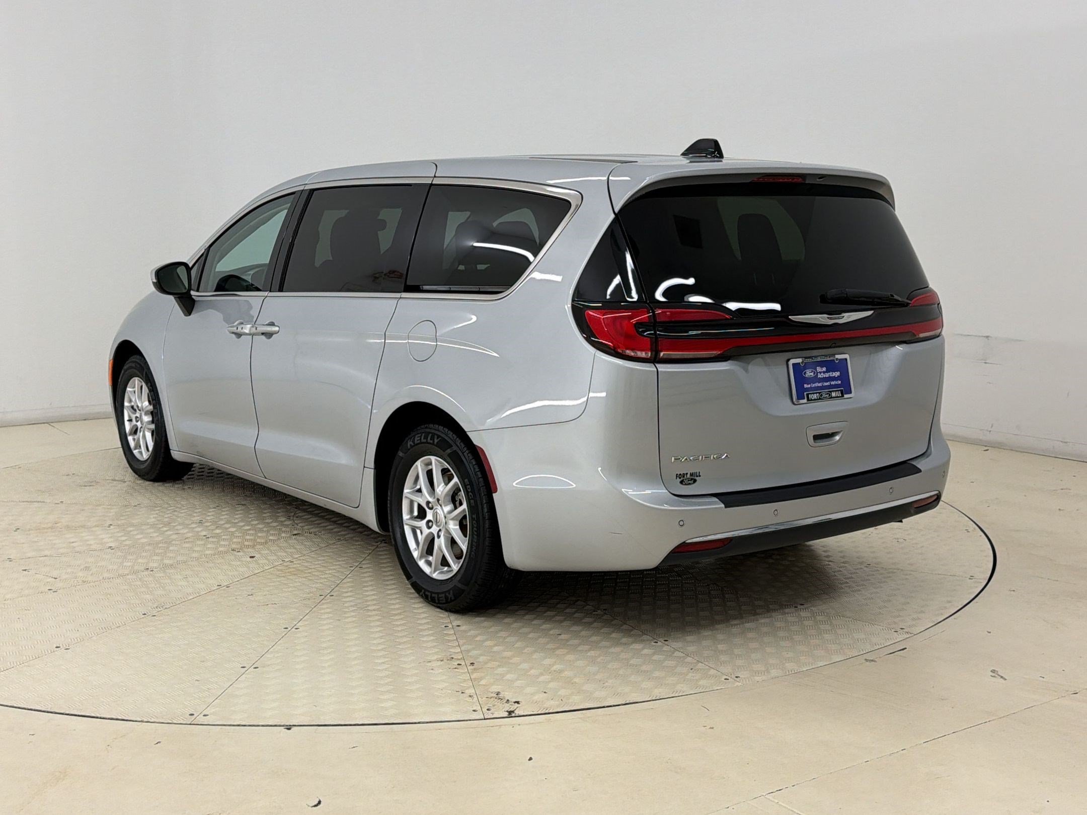Used 2023 Chrysler Pacifica Touring-L FWD image 3