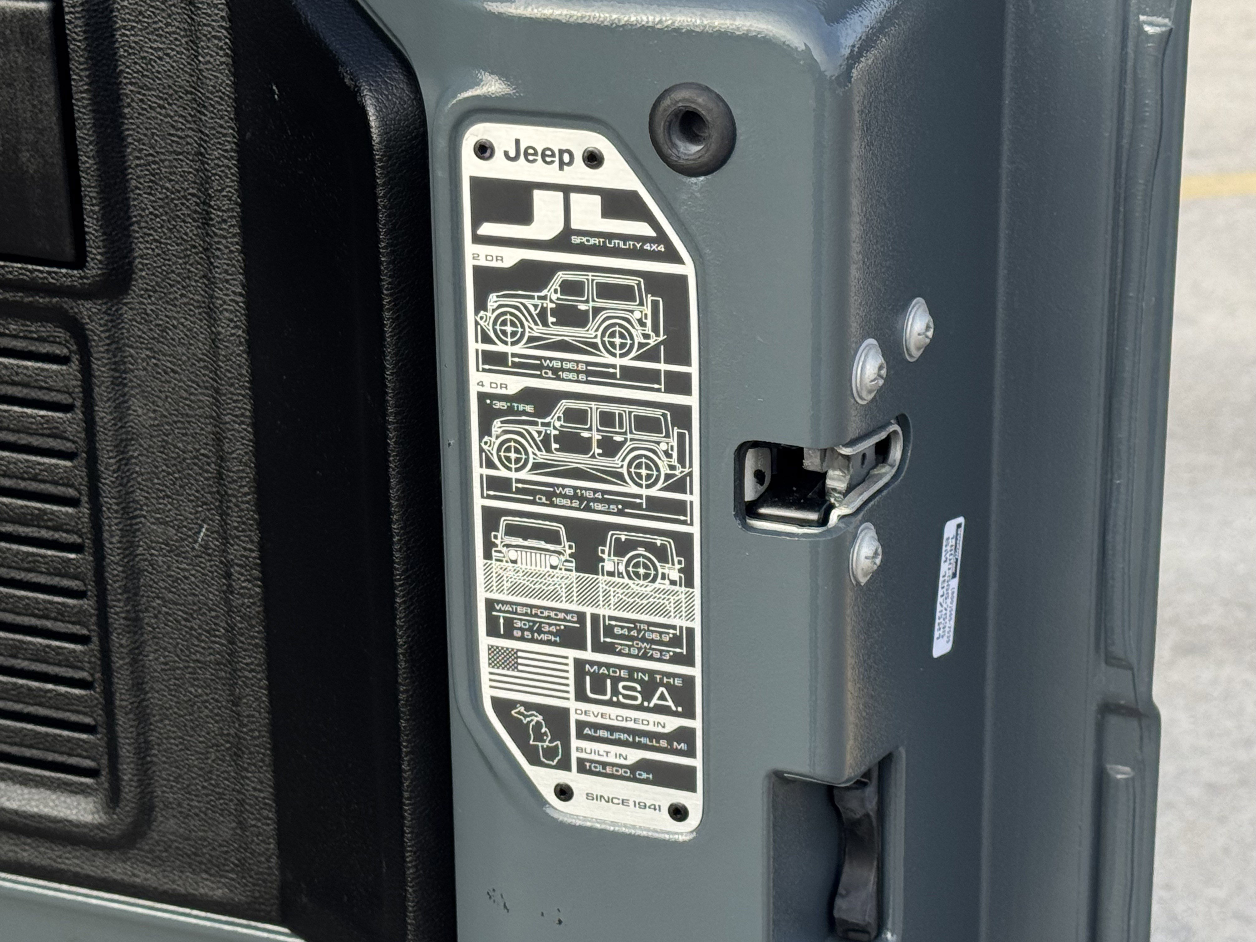 Used 2025 Jeep Wrangler Sport S image 9