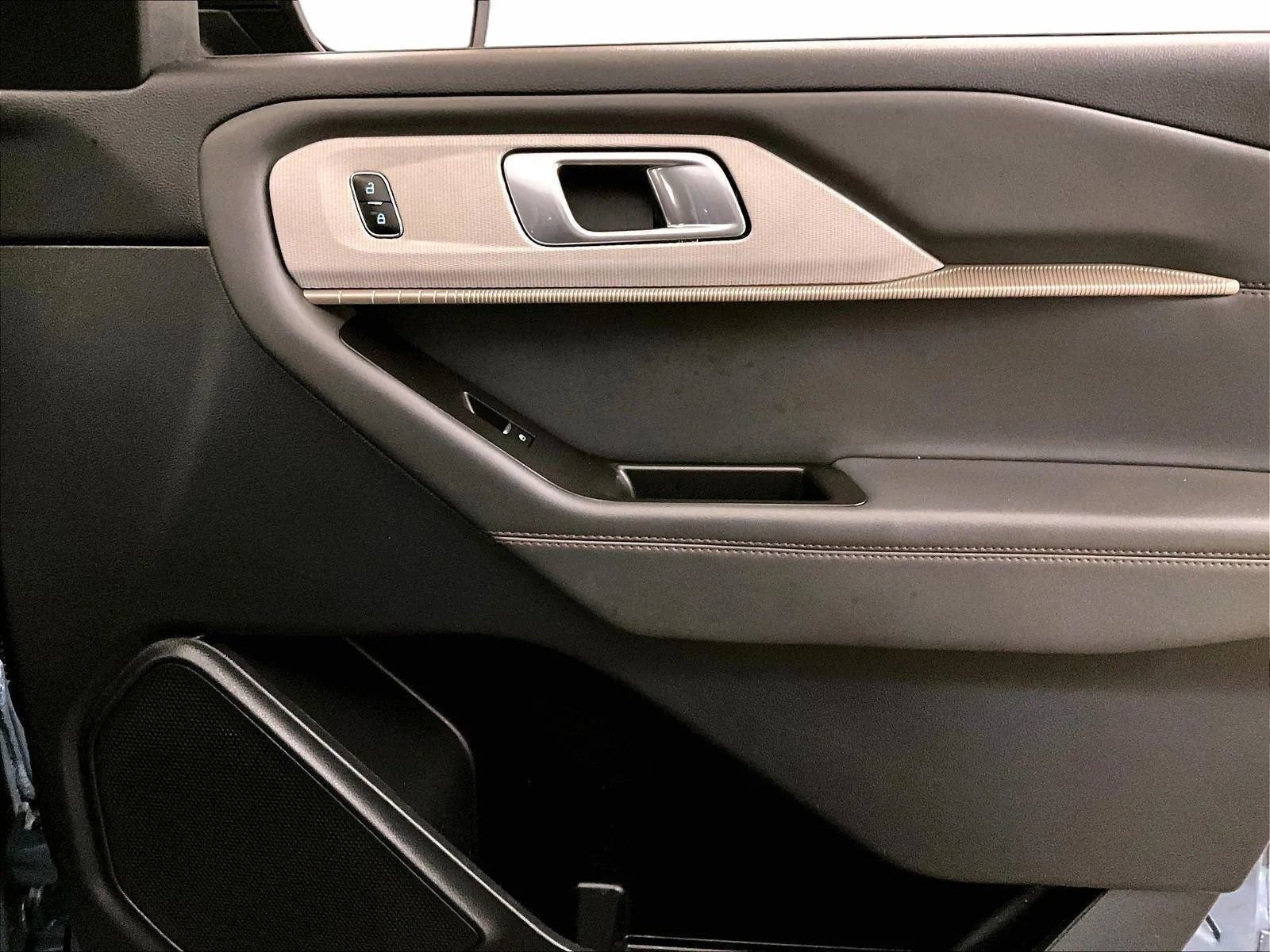 Certified 2025 Ford Explorer Active image 23