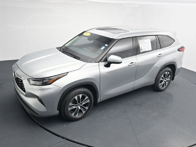 Used 2022 Toyota Highlander XLE AWD/4WD image 27