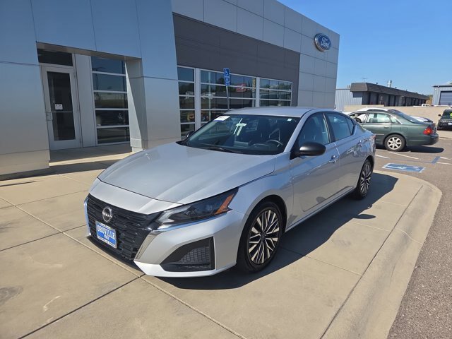 Used 2024 Nissan Altima 2.5 SV FWD image 1