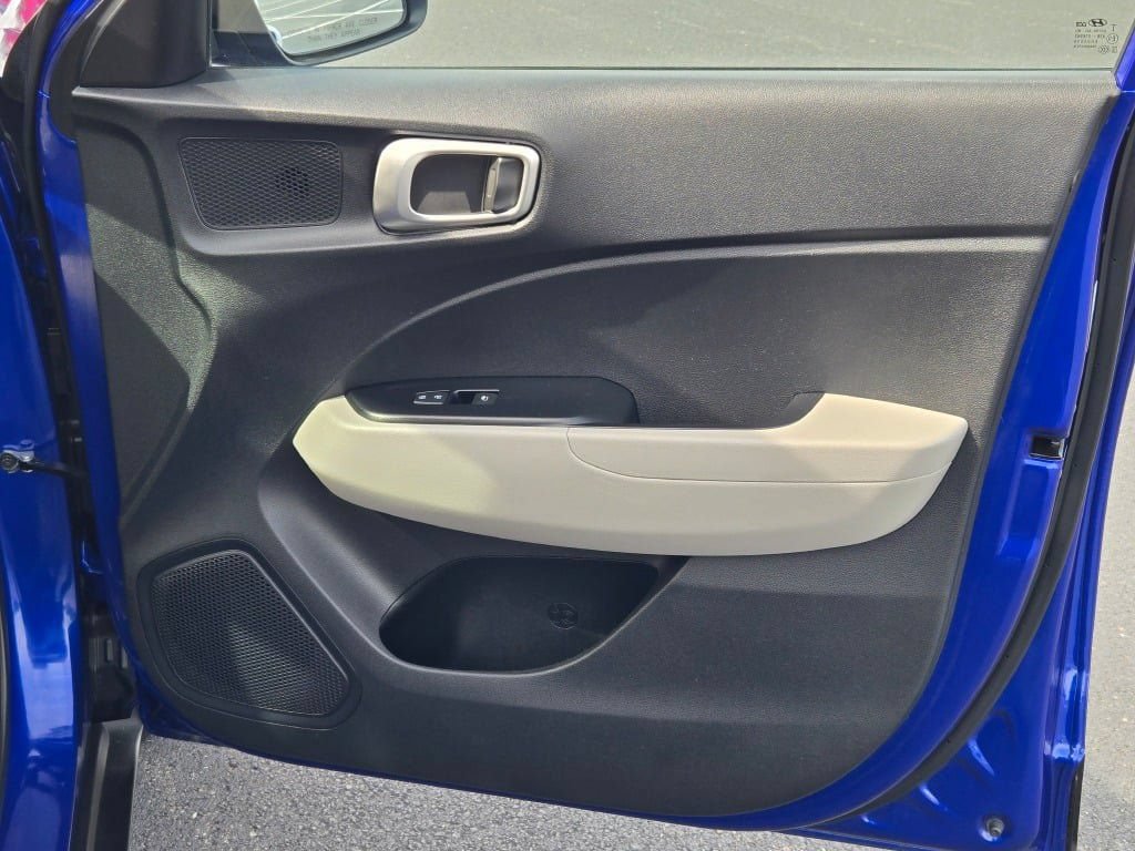 Used 2024 Hyundai Venue SEL FWD image 6