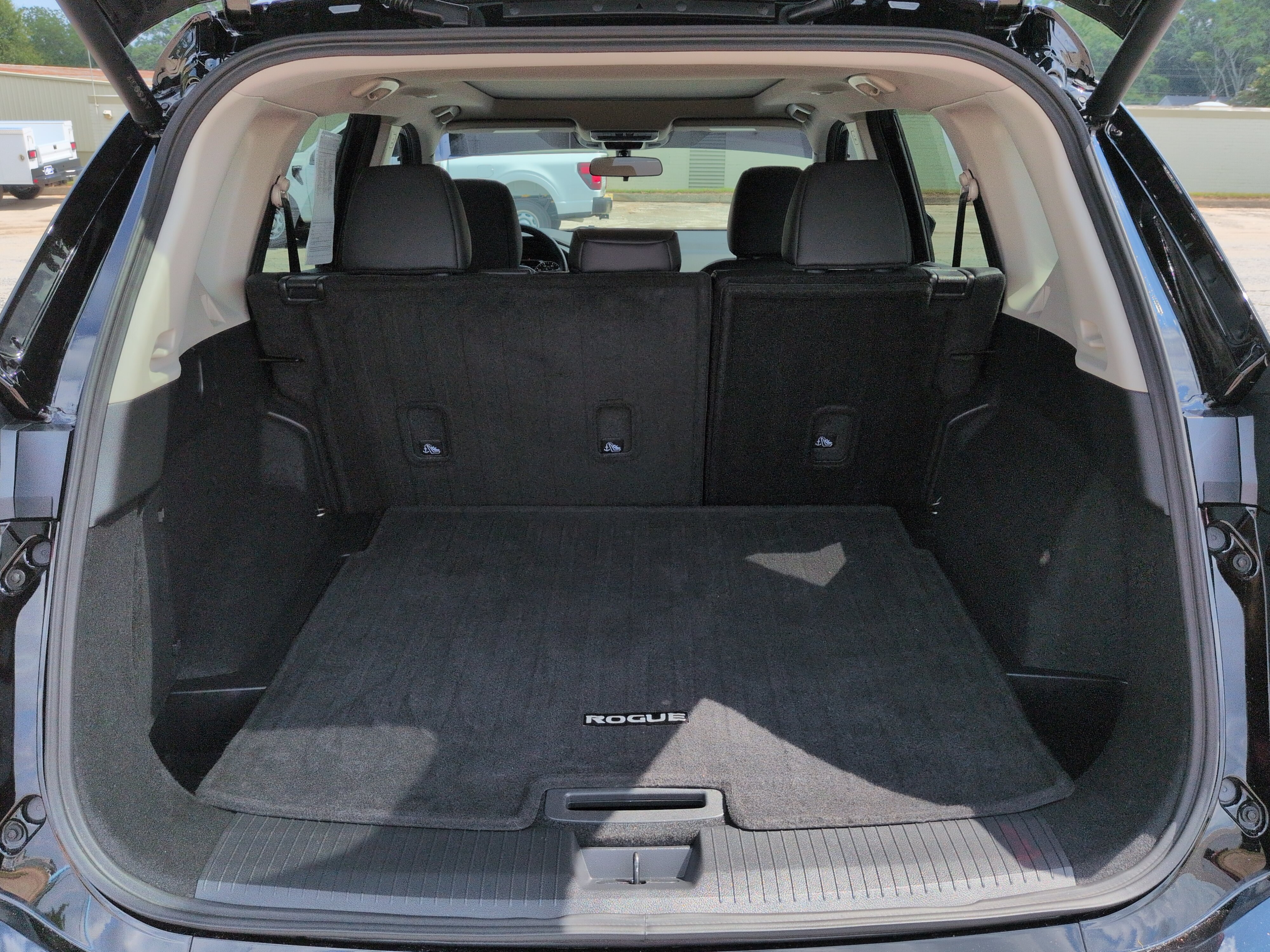 Used 2025 Nissan Rogue SV w/ SV Premium Package FWD image 11