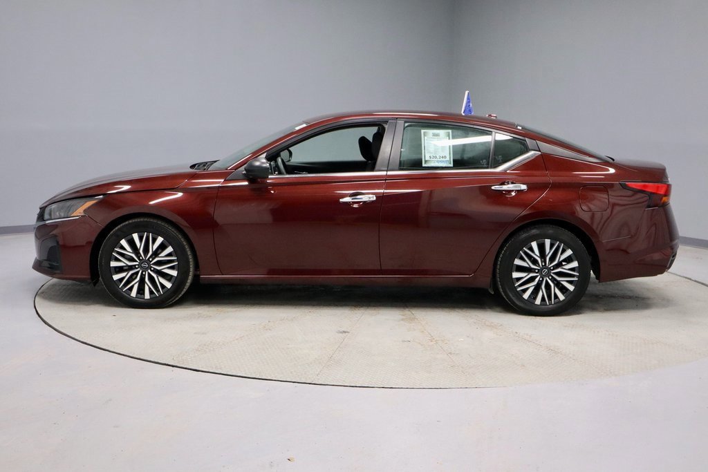 Used 2024 Nissan Altima 2.5 SV image 2