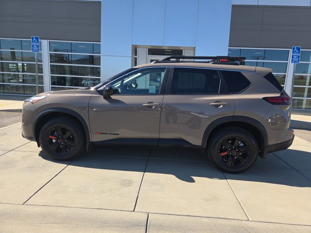 Used 2025 Nissan Rogue SV AWD/4WD image 2