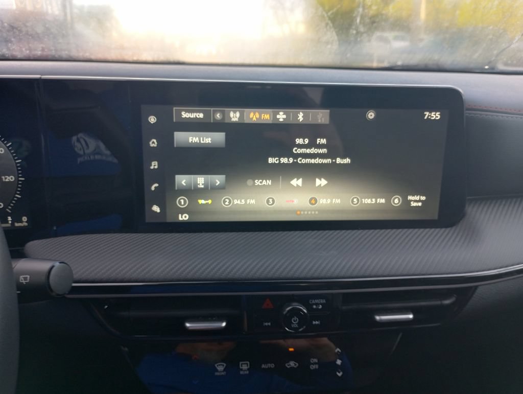 Used 2025 Nissan Kicks SR FWD image 25