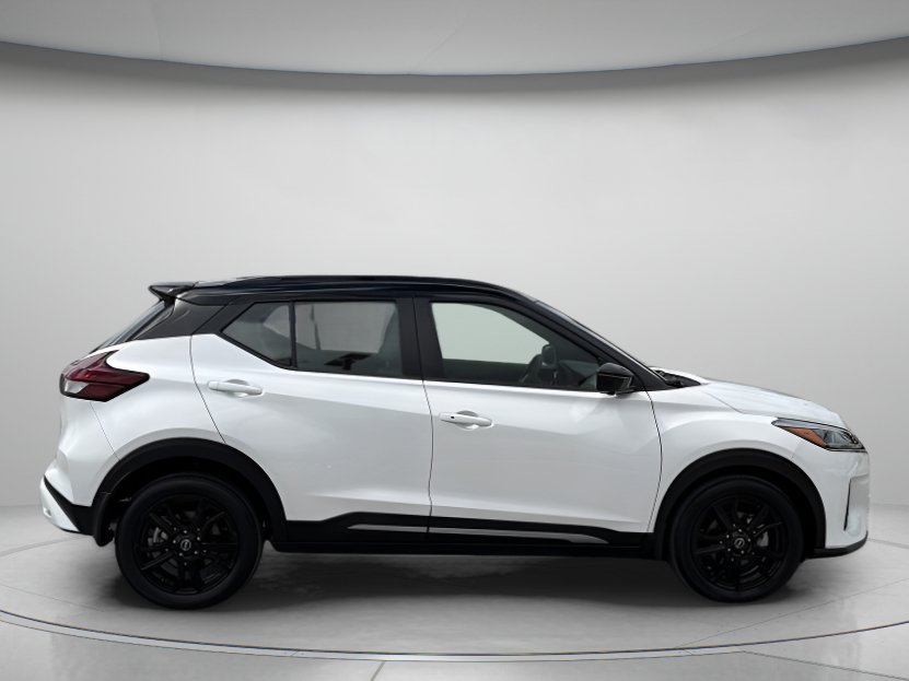 Used 2023 Nissan Kicks SR w/ SR Premium Package FWD image 2