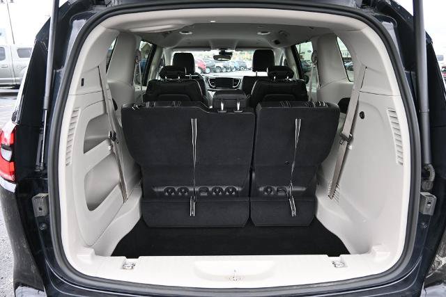 Used 2024 Chrysler Pacifica Touring-L AWD/4WD image 12