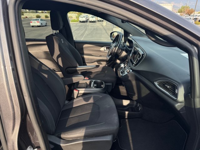 Used 2019 Chrysler Pacifica Touring Plus w/ S Appearance Package FWD image 19