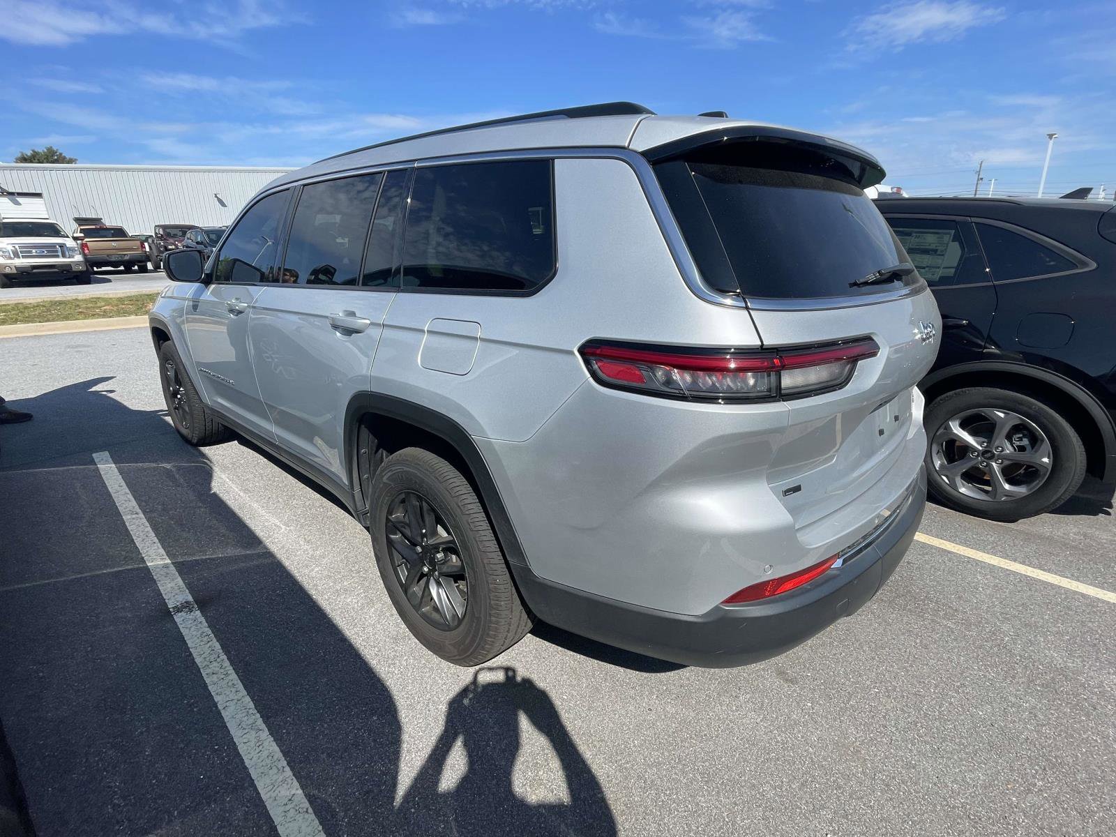 Used 2021 Jeep Grand Cherokee L Laredo w/ Luxury Tech Group I RWD image 10
