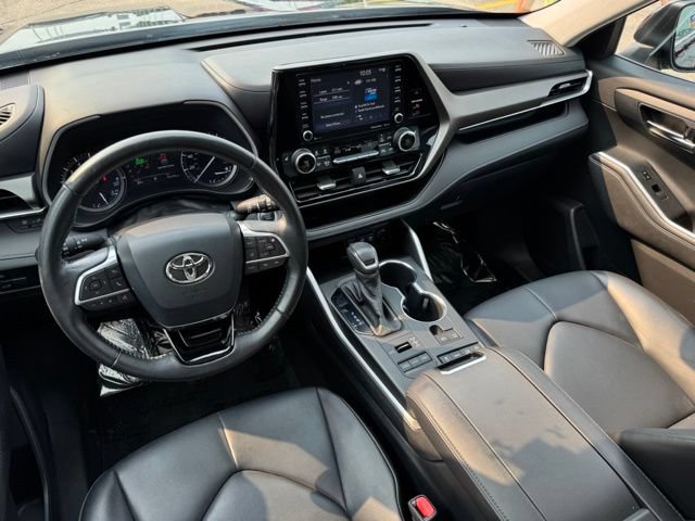 Used 2020 Toyota Highlander XLE AWD/4WD image 14