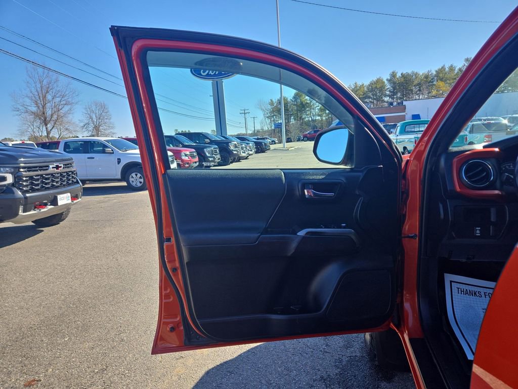 Used 2017 Toyota Tacoma TRD Sport w/ Tow Package (A/T) AWD/4WD image 5