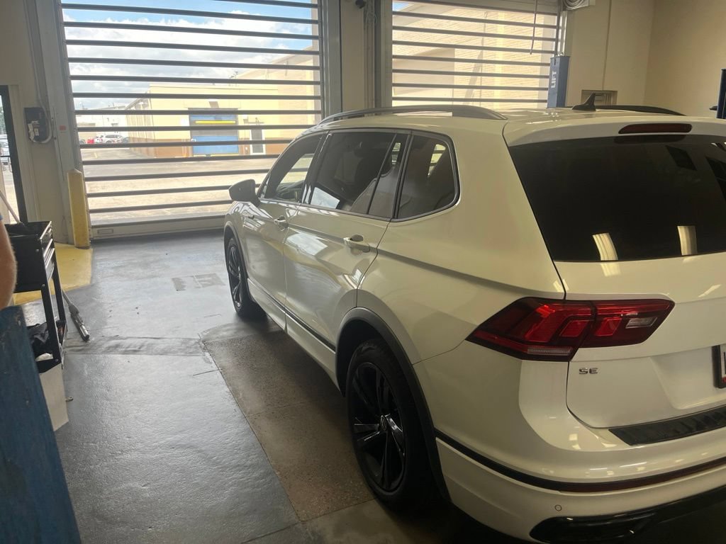 Used 2023 Volkswagen Tiguan SE R-Line AWD/4WD image 4