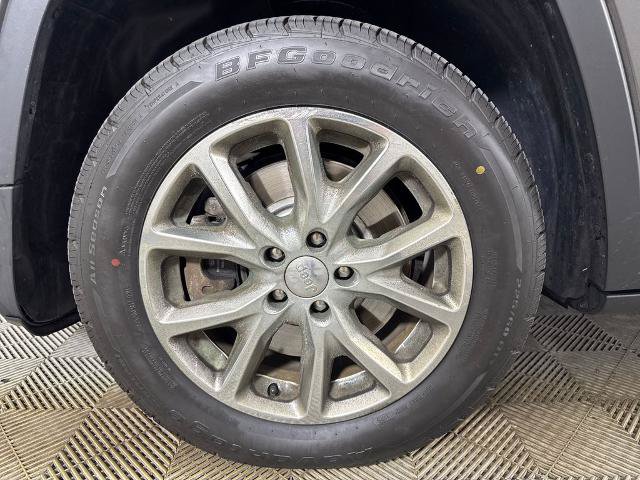 Used 2017 Jeep Cherokee Latitude w/ Cold Weather Group FWD image 13