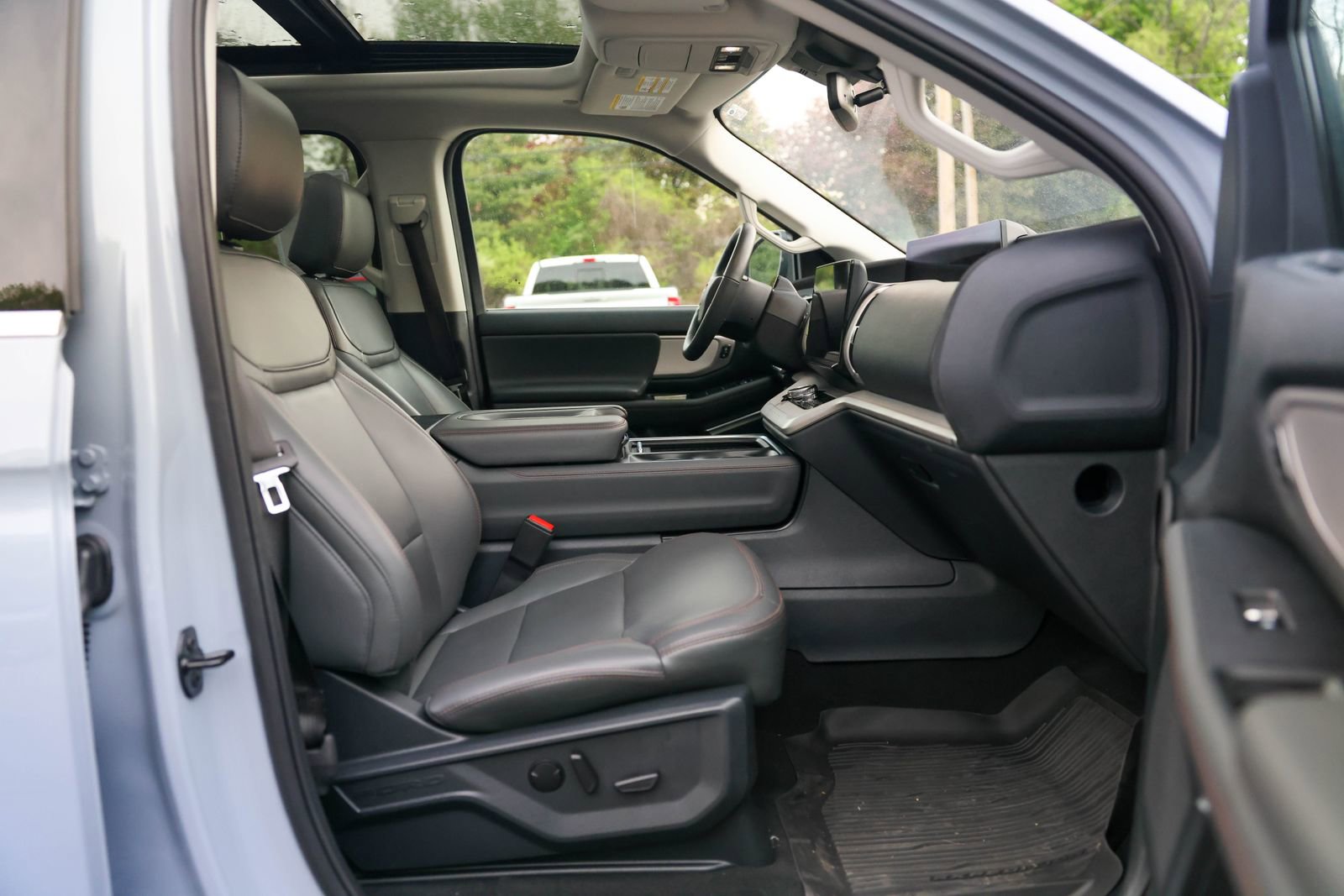 Certified 2025 Ford Expedition Active AWD/4WD image 9