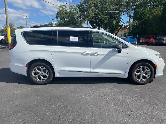 Used 2023 Chrysler Pacifica Limited AWD/4WD image 4