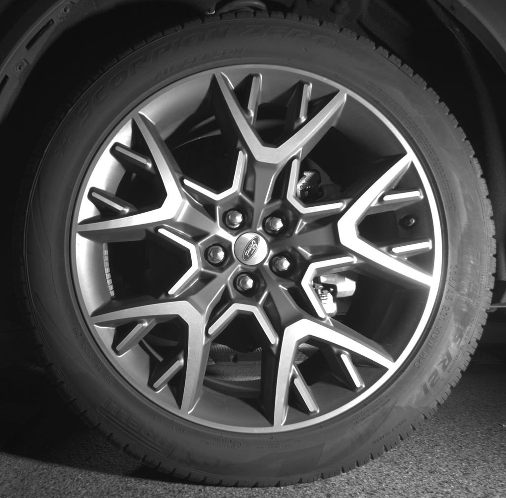 Certified 2025 Ford Explorer Platinum w/ Ultimate Package AWD/4WD image 19