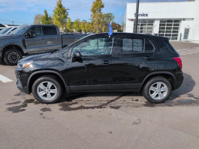 Used 2022 Chevrolet Trax LS w/ Tint and Cruise Package AWD/4WD image 2