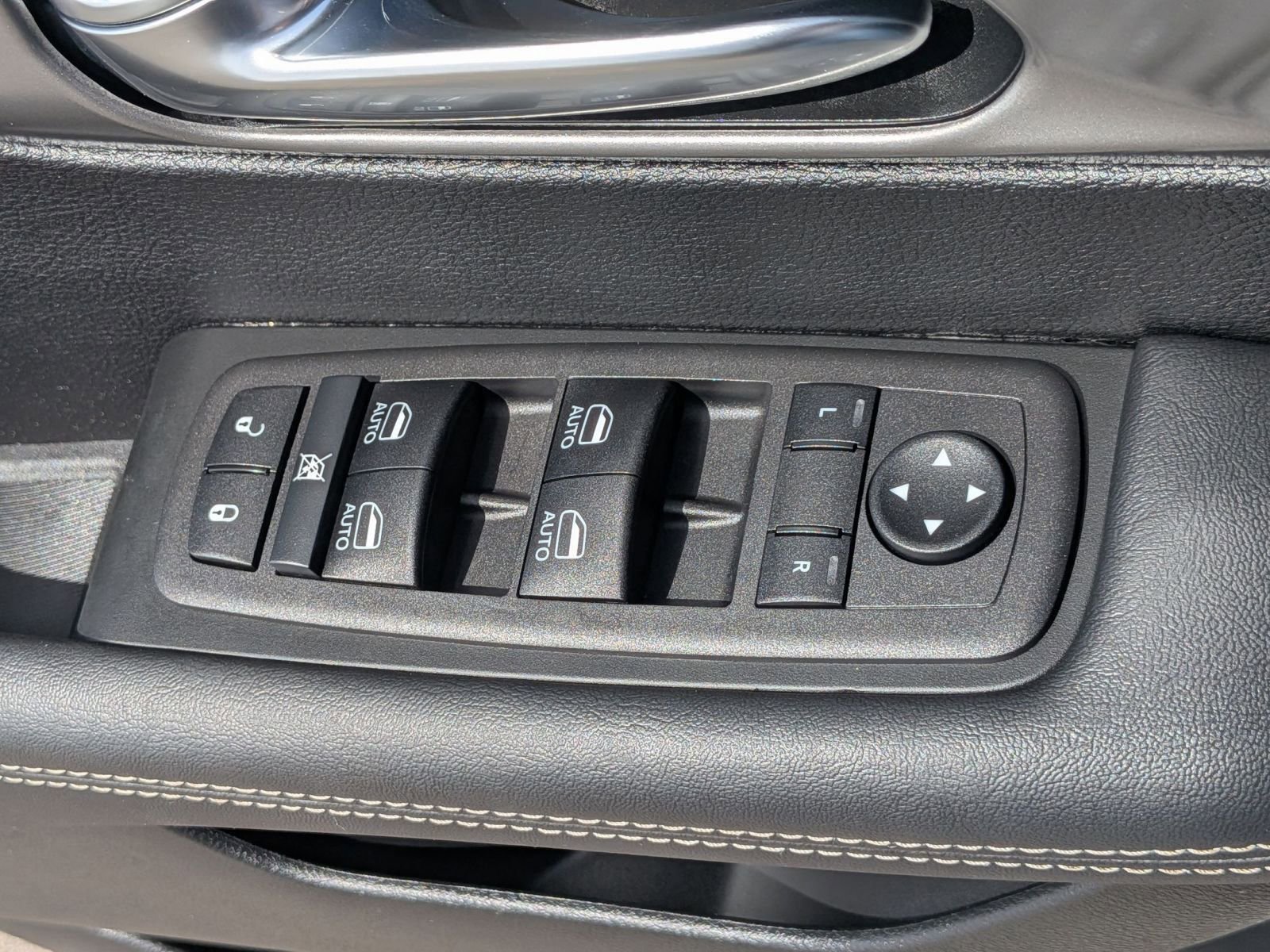 Used 2025 Chrysler Pacifica Select FWD image 15