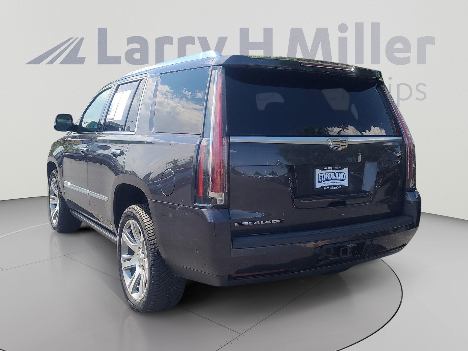Used 2017 Cadillac Escalade Premium Luxury AWD/4WD image 3
