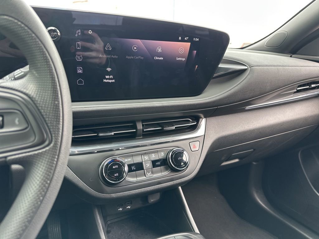 Used 2025 Buick Envista Preferred image 46