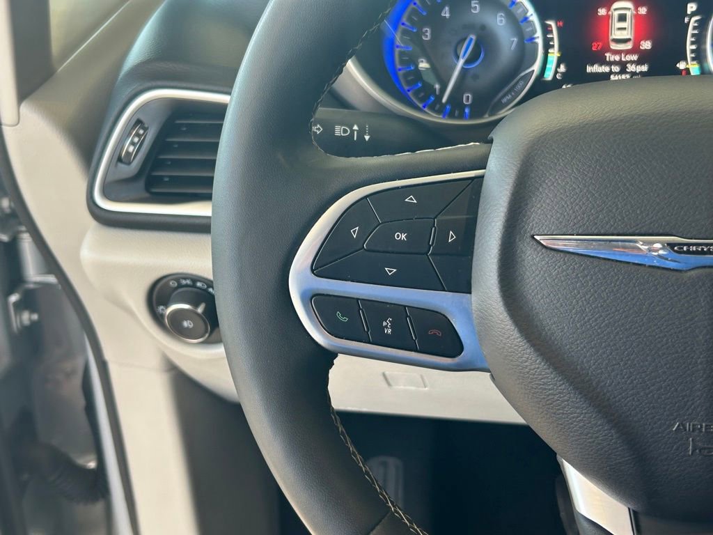 Used 2024 Chrysler Pacifica Touring-L image 37