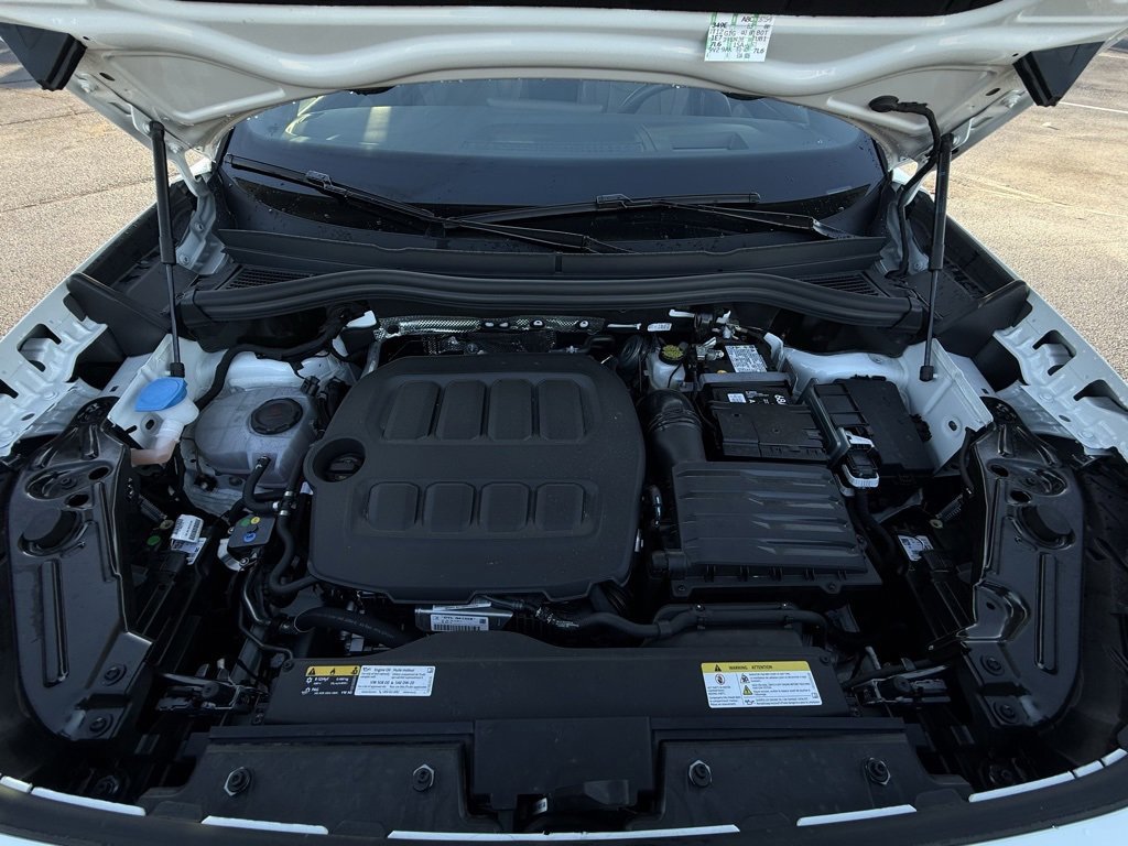 Used 2025 Volkswagen Tiguan SE R-Line image 32