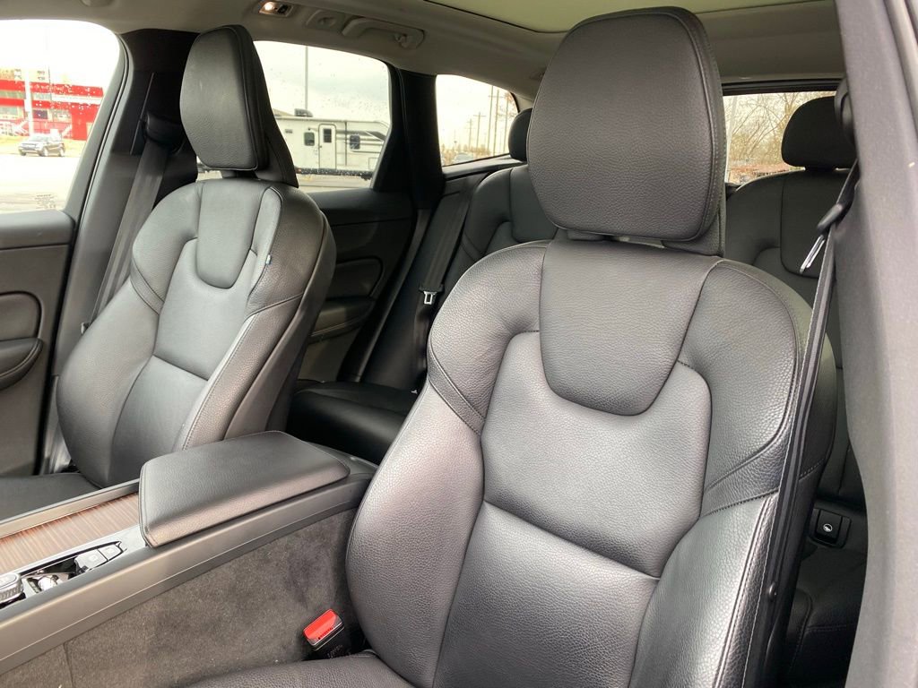Used 2021 Volvo XC60 T5 Momentum w/ Protection Package Premier image 11