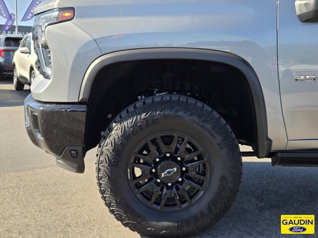 Used 2024 Chevrolet Silverado 2500 ZR2 w/ Technology Package AWD/4WD image 10