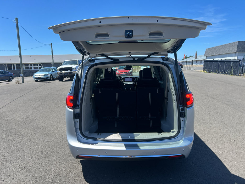 Used 2023 Chrysler Pacifica Limited w/ Uconnect Theater Family Group FWD image 39