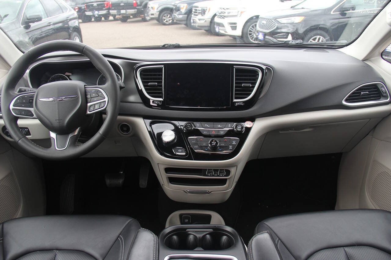Used 2024 Chrysler Pacifica Touring-L FWD image 18