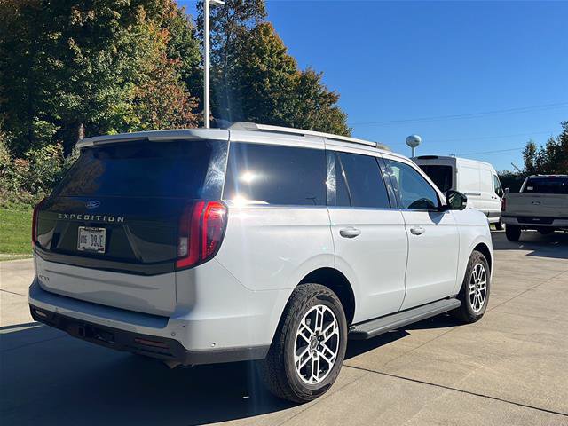 Certified 2025 Ford Expedition Active AWD/4WD image 5