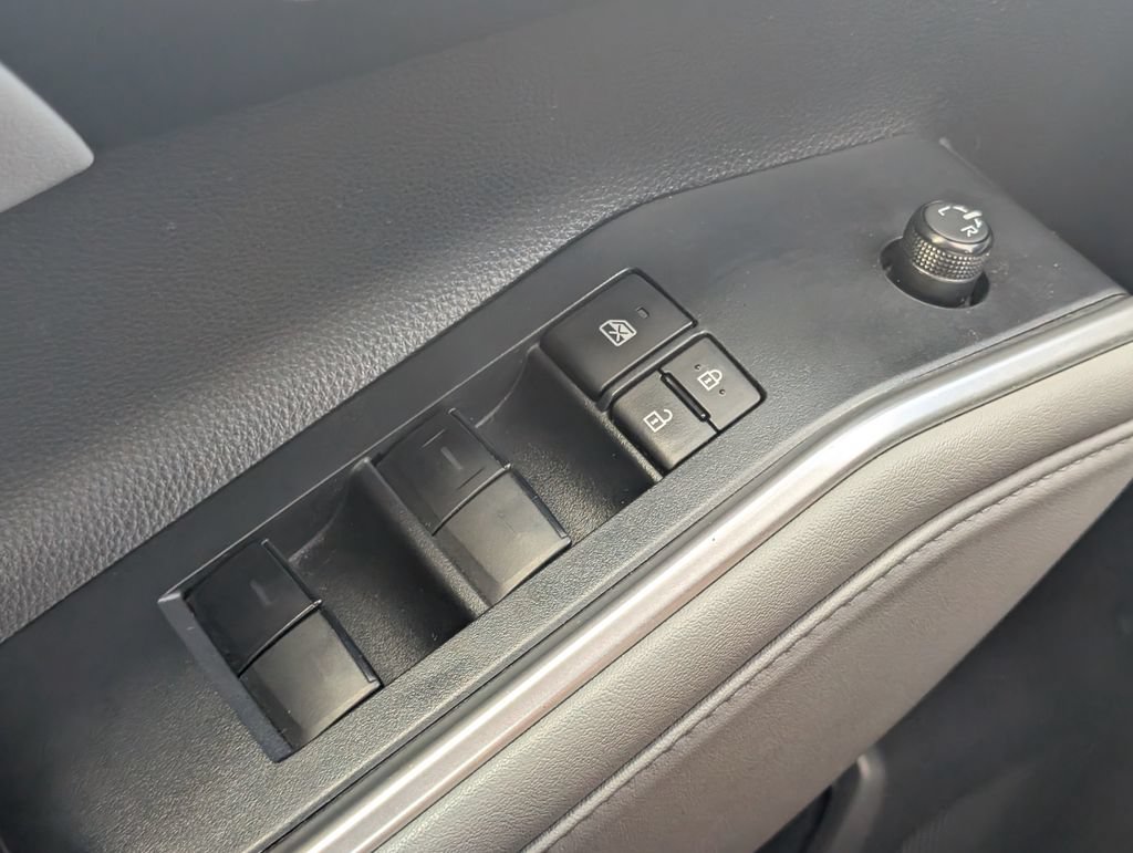 Used 2022 Toyota Highlander XLE FWD image 16
