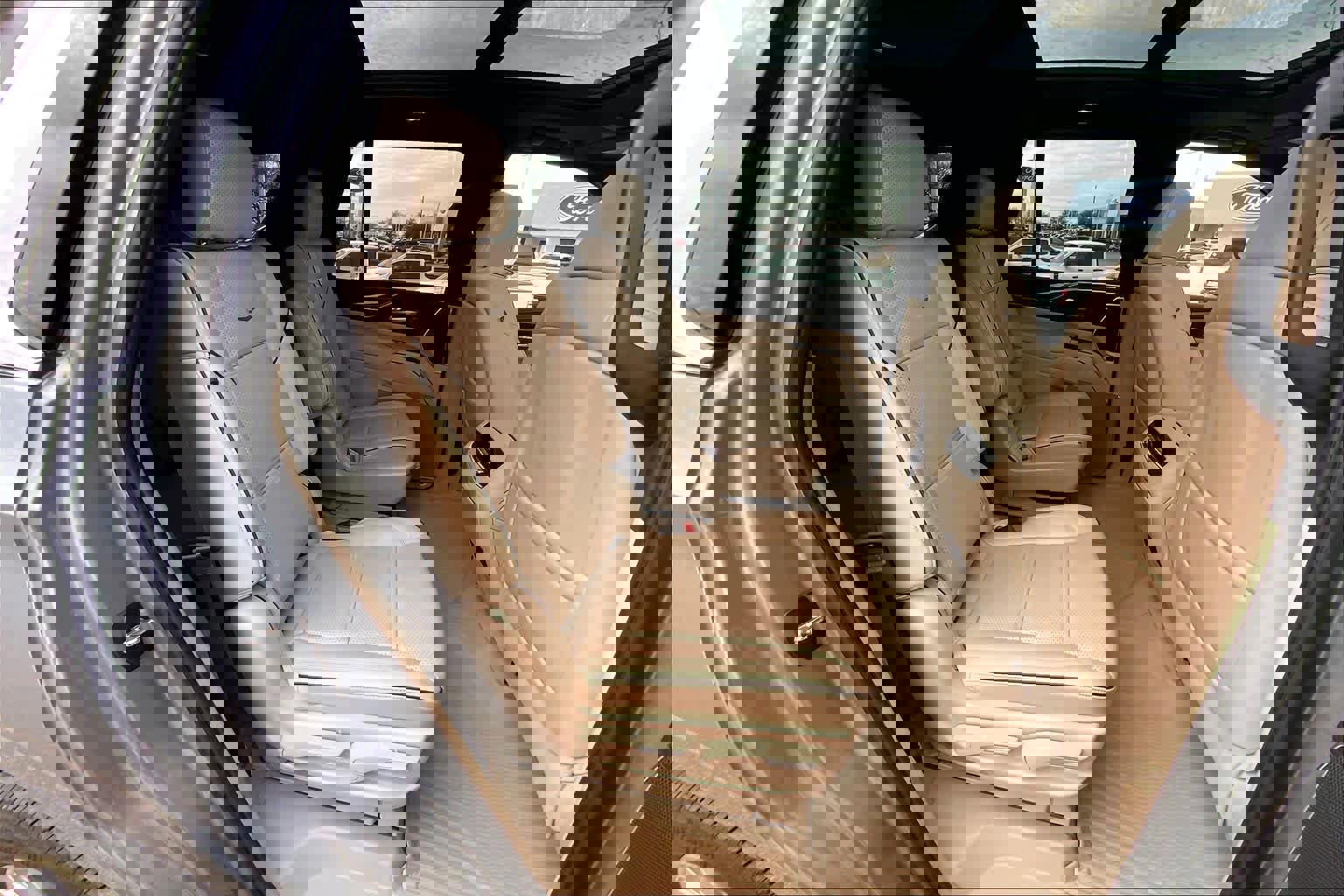 Used 2024 Cadillac Escalade Premium Luxury w/ Performance Package image 19