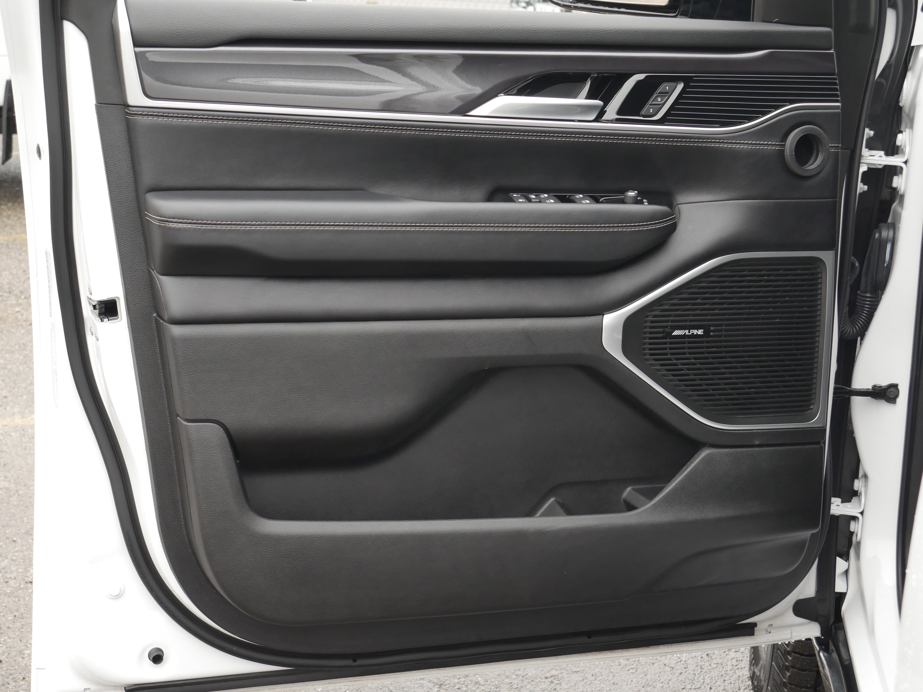 Used 2024 Jeep Wagoneer 4WD image 31