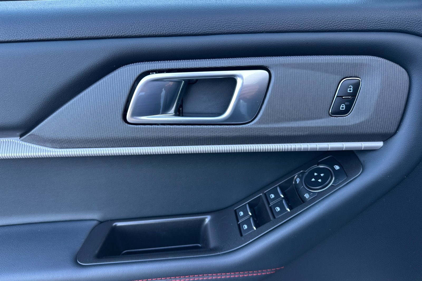 Certified 2025 Ford Explorer ST-Line w/ ST-Line Street Pack image 11