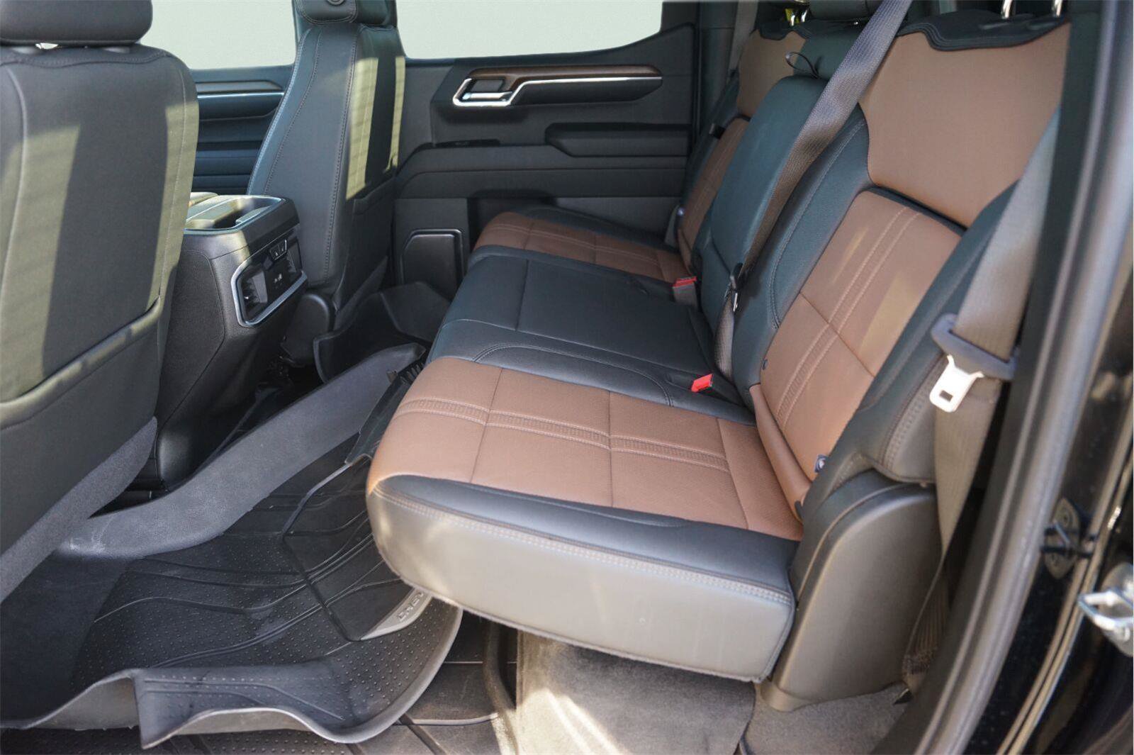 Used 2024 Chevrolet Silverado 1500 High Country w/ High Country Premium Package AWD/4WD image 13