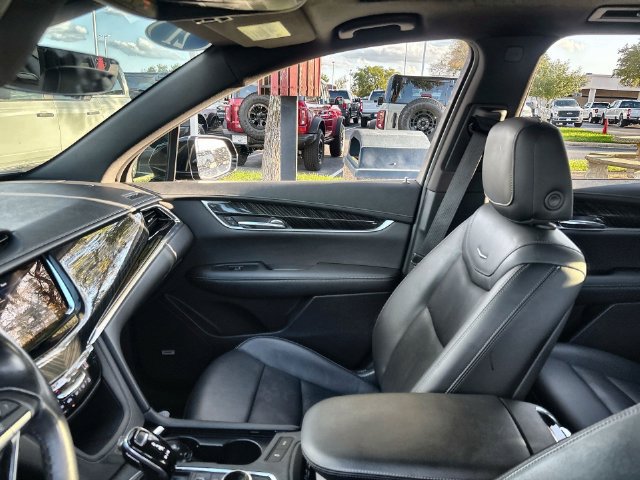 Used 2021 Cadillac XT6 Premium Luxury w/ LPO, ONYX Package FWD image 13