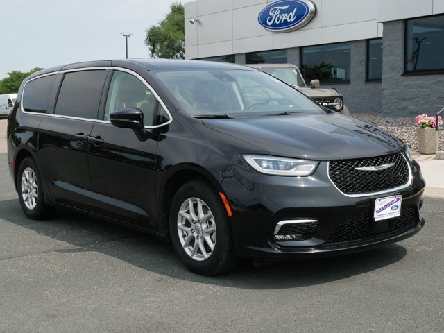 Used 2024 Chrysler Pacifica Touring-L FWD image 2