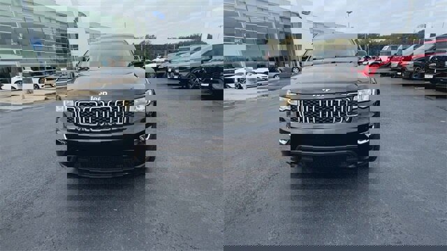 Used 2018 Jeep Grand Cherokee Laredo image 3